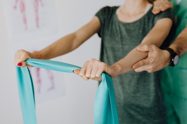 Un entraînement de musculation chez soi avec des élastiques et quelques haltères